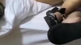 校园霸凌-学妹被女同学扒光衣裙和内裤，掰开她逼问她你这个逼被多少人操过