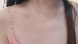 想要爸爸抱！纯欲系天花板！顶级尤物美少女，漂亮大眼睛，撩起睡衣美臀