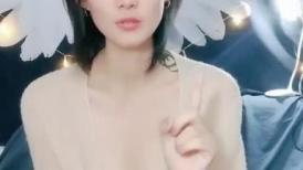 短发黑丝露脸极品小骚货镜头前大秀直播，互动狼友淫声荡语听指挥玩弄电动假鸡巴，抽插蹂躏自己抠高潮流淫水
