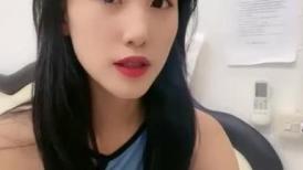 近期下海红唇小姐姐！修长美腿黑丝！情趣肚兜，微毛骚穴假屌抽插，浴室洗澡湿身诱惑