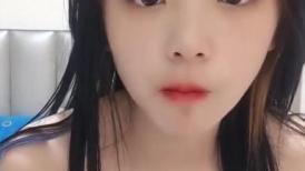 小年轻身体就是好，睡醒了吃了就开始操逼，无套啪啪内射，再自慰揉搓阴蒂