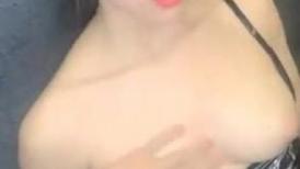 零零后酒吧女性感美乳萌妹黑丝脱衣舞诱惑，翘起圆润大屁股口交后入抽插爆菊