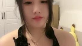 素颜女友巨乳妹子，卧室表情骚气动人，道具吸地插穴，特写尿尿，一字马侧入道具