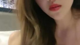 丰满大奶子露脸韵味十足的半老徐娘，性感红色内裤，特写小蝴蝶逼，奶子真是诱惑