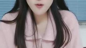 极品淫荡学妹露脸跟狼友互动撩骚，让大哥调教用小嘴伺候大哥的鸡巴，各种舔弄吸蛋蛋听大哥指挥