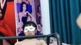 淫荡夫妻玩的好嗨啊，让小哥按着头在床边草嘴深喉，干了骚穴干菊花连套都不带还往嘴里塞