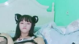黑丝女仆小宝贝露脸精彩大秀诱惑，敞开双腿道具不停抽插骚穴，高潮冒白浆，揉着奶子坐插浪叫