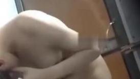 暗藏摄像头近距离偷窥身材不错的嫂子洗澡