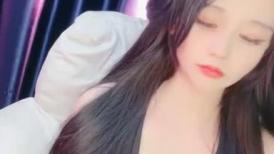 网红性感美女！丰乳肥臀！一线天美穴，拨开珍珠内裤摇摆，多毛骚穴假屌抽插，搞得小穴好湿