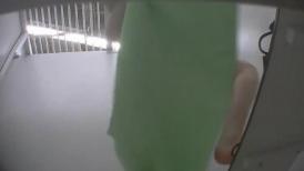 学校女浴室偷拍隔间女生擦身体,擦完后还掰开阴道看一下里面洗干净没有