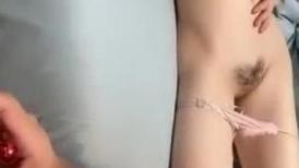 玩弄淫荡小骚妇，跟狼友撩骚互动听指挥，原味内裤舔骚货的奶子，床上各种姿势爆草抽插