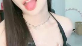 甜美颜值美少女！超级骚道具自慰！性感露背裙，翘起美臀摇摆，假屌跳蛋双管齐下，闭上眼睛很享受