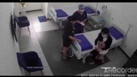医院监控妇科医院男医生给女孩检查逼 ,并让女助手详细记录,最后还把女儿妈妈喊进来看