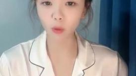 外表甜美小姐姐！苗条身材贫乳！应要求收费房自慰，振动棒磨蹭多毛骚穴