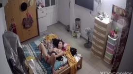 老公出差不放心老婆一人在家,偷偷安装监控查看,想不到拍到自己老婆在家和别的男人裸聊自慰