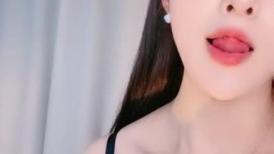 模特身材极品尤物！网红女神下海！珍珠丁字裤，性感美腿黑丝，道具深插粉穴，娇喘呻吟超好听