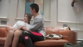 牛仔短裤腰细大奶妹子，超近距离掰穴特写吸奶口交，骑乘干了几下有味道不干了