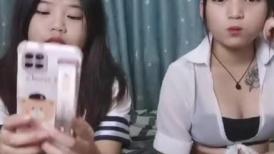 广东嫩模三美同床，全程露脸制服诱惑，在狼友的指挥下脱光，揉奶玩逼舔奶子，道具抽插姐妹骚穴浪叫呻吟不止