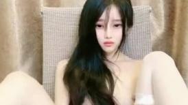 文静乖巧网红美女！努力赚钱还贷！全裸自慰无毛嫩穴，振动棒插入