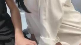 这鸡巴真黑丝啊，全程露脸玩弄小少妇口交大鸡巴舔逼玩弄，激情上位放肆抽插浪叫呻吟，表情好骚打着电话被草