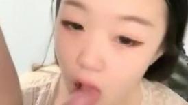 极品小野猫粉嫩美乳妹子口交啪啪，露奶揉搓跑友按头深喉插嘴，上位骑乘猛操晃动大奶子内射