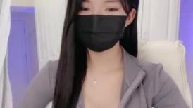 极品尤物新人女神！紧身裤超棒身材！脱衣舞诱惑，扭腰摆臀搔首弄姿，换装按摩器假屌自慰
