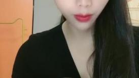 烈焰红唇性感美女！黑丝包臀裙！扭腰包臀换装，揉捏奶子，翘起屁股掰穴，极度诱惑