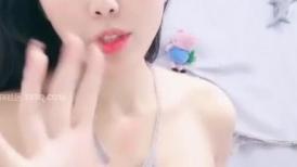 有韵味的大姐姐丝袜情趣短裙诱惑，全程露脸大秀直播，激情艳舞揉奶玩逼，跟狼友互动撩骚，淫声荡语不断好骚