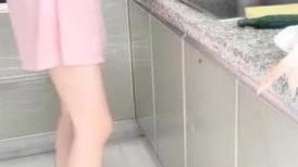 性爱战神VS良家美骚妇 心血来潮想操正做饭的美少妇 厨房爆菊怎么做饭啊 大屌完具齐插厨房干到床上