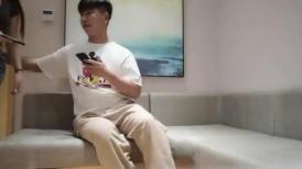 极品颜值牛仔裤外围妹子，舌吻互摸调情69口交扣逼，后入猛操特写表情呻吟诱人
