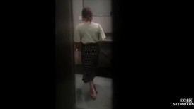 十一月新流出大神餐厅女厕闯拍 水果店老板娘上个厕所都要笑有啥好笑