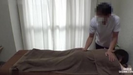 FC2 4583886 *半价直到12/15 [否] 也许这是你第一次？一个大胸胖胖美女天真紧张到你想说这句话！色情按摩让她放松了一点，她开始吮吸我的鸡巴，但除此之外。 。 。 ？