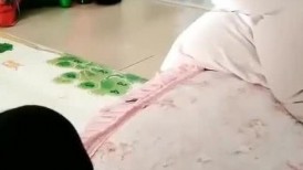 “大鸡巴好大操死我了”对白刺激小青年没事到干妈家串门正巧碰到干妈在洗澡换衣顺便偸拍实在受不了强行操干妈