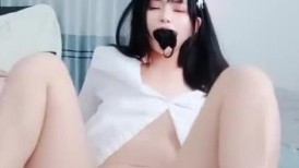 颜值巅峰绝美仙女【性感草莓味】 揉奶扣穴喷尿~道具自慰~叫声销魂~啊爸爸快点来艹死她！