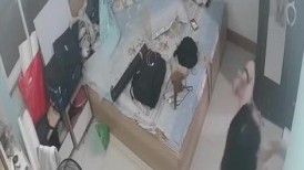 《居家摄像头破解》眼镜美女一个人晚上睡不着 一边看着小电影一边抠B自慰