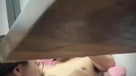 极品反差婊 香港苗条眼镜御姐与男友家中性爱自拍，桌下吃吊吞鸟，女上位主动求艹 (1)