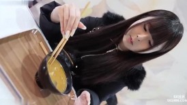 FC2 4588954 [面部外观] [7次射精] 她纯白且仍在发育的身体看起来即将被摧毁。被三个老男人围着，紧张地连续潮吹……【视频时长超过120分钟】