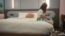 漂亮JK大奶美眉 太恶心了你个死变态 打我亲你鸡鸡咬你 我没力了腿在抖 小情侣的气氛打打闹闹