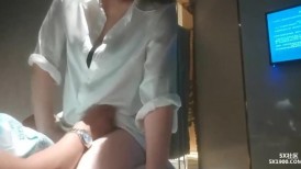 漂亮轻熟女 只能动手 不要你不要搞那些 好了可以了 身材苗条皮肤白皙 撅着屁屁扒开内裤被大哥无套