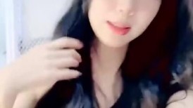 绿播区颜值美少女！七夕送礼物看逼！性感睡衣脱衣舞，脱光光掰穴特写，小尺度诱惑
