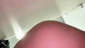 超近距离贴B拍 大三极品黑丝学姐尿尿 没想到还是一个白虎