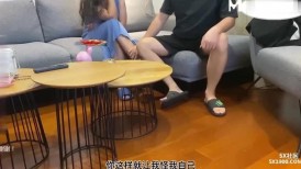 国产传媒最新出品 舅妈和小舅吵架了半夜背着家人舅妈和我在客厅做爱