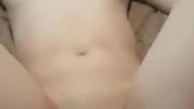 纹身哥带着白嫩的女友酒店开房 干到一半的时候偷偷的把上司放进来一起玩3P (3)