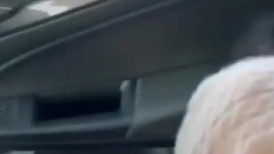 抖音私信勾引同班同学，骗她出来玩一会儿在车上就把她给操了，逼很紧夹得鸡巴疼强行内射
