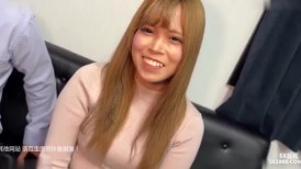 FC2 4592767 【完全素人】非常迷人超色情！她玩弄着她丰满而令人无法抗拒的美丽屁股，并在没有询问的情况下将其插入。我让它流进里面。