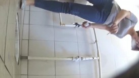 办公楼女厕全景偷拍几位美女职员嘘嘘 还有一只无毛的小白虎3-1