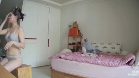 《居家摄像头破解》真实记录大奶少妇的日常洗完澡光溜溜的在床上玩手机还是一个无毛小白虎