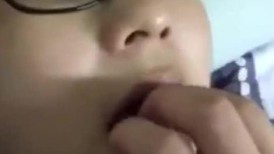 【云盘高质露脸泄密】，原本是纯情的小妹子硬是给调教成淫娃，大学生美眉分手后被渣男曝光大量性爱自拍 (1)