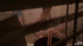 冒死爬气窗偷窥对门的小姐姐洗澡 瘦是瘦了点奶子还挺大
