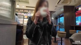 FC2 4579673 名人妻子 Hitomi 丈夫不在时秘密会面 远程设置并带着振动器行走 一个大振动器被插入她的阴户 一个坏妻子发疯 许多评论福利